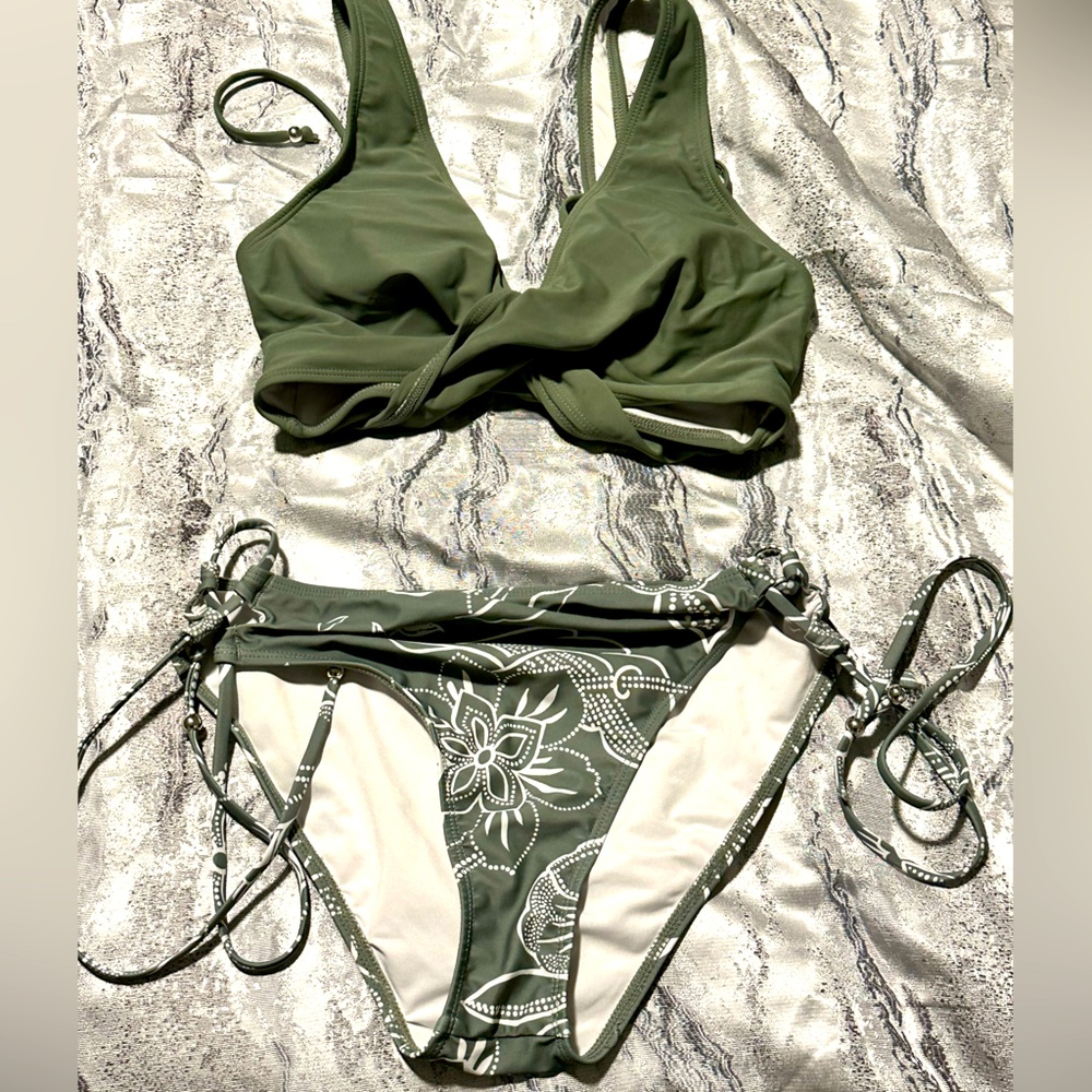 NWOT Cupshe green tropical floral bikini set